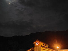 今日の車中泊場所は「道の駅　月見の里」です。

この近くに南濃温泉「水晶の湯」があり、夜景もきれいということで夜に入りたかったのですが時間的に無理なので、明日の朝に養老温泉「ゆせんの里」に行きたいと思います。養老温泉は泉質もよさそうだし、ゆせんの里は源泉かけ流しなんです。

季節もちょうどいい季節で車中泊日和で、他にも同じような車が結構泊まってました。
トイレの洗面台はお湯が出ました。

暗くてやることもないので、早めに就寝。

2日目に続く。