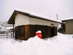 宿から歩くこと10分弱で佐久海ノ口駅に着きました。

■佐久海ノ口駅
標高1039m、全JR駅で６番目に標高が高い駅。（小淵沢駅：886.7 m）
・1932年（昭和７） 開業。
・1981年（昭和56）業務委託駅となる。
・1985年（昭和60）業務委託駅から直営駅に戻る。（現在は無人駅）
・2012年（平成24）新駅舎竣工。
・2020年（令和２） 交換（行き違い）設備を廃止。
小海線（小淵沢 ～ 清里駅間）が開業するまでの７ヶ月間は、鉄道省で最高地点の駅でした。