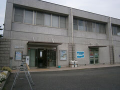 二ヶ領用水を上りきって、多摩川沿いにあるのが二ヶ領せせらぎ館です。
ぱっと見は何かの管理棟のようですが、多摩川の自然や歴史などについて学べる無料の資料館です。
多摩川流域に関する写真や資料などの他に、多摩川で採取された川魚の水槽もあり楽しめます。

