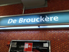 なんとか逆に乗りなおしてホテル最寄りの「De Brouckère」駅まで着きました。ところが・・・一度タッチして出たはずなのにまた出口の方へ行ったら改札が。え???何？と思って駅の清掃をしていた人に翻訳ソフトを使って聞いてみたら「英語がわかりません、フランス語なら・・・」のように言われ、急いでフランス語に変換。「二度タッチしてもOKだよ！」と。国によって違いすぎて頭が混乱！！