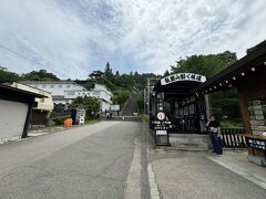 続いて飯盛山にやってきました。

階段を上るのは辛いですよ、という案内がスピーカーから流れていたので、250円払って動く坂道を利用します。