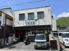 昼食にしましょう。

写真の五万石へ。
地元の人に加え、私のような観光客も多くいます。
少々待ちました。