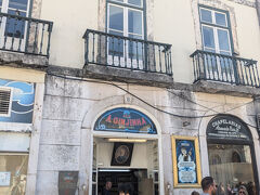 ロシオ広場まで下ってきてジンジーニャへ来ました。