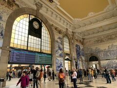 アルファペンドゥーラが到着したポルトカンパニャン駅から、並び地上ホームのメトロに乗り換えて、旧市街の中心駅サンベント駅に到着。アズレージョが綺麗な駅です。
現役の駅として使われているのがすごい！