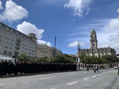 ホテルに荷物を預かってもらい、早速観光開始。
奥に見えるのは、ポルト市庁舎です。
この日はイベントで黒スーツ、長い黒マントを着た学生がたくさんいました。卒業前一週間かけて繰り広げられるポルト大学のお祭りとのこと。深夜まで街中で唄い賑やかでした。