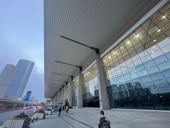 朝早朝の高鉄で黄龍へ向かうので、おとなしく高鉄駅の成都東駅前のホテルを探します。空港からはリムジンバス15元(300円)1時間で着きます。空港公専1号線か4号線で、チケットカウンターで現金でも乗れました。