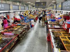 海沿いに建つ複合ビルの一画にあるチャガルチ市場。
建物に入るとずらりと商店が。ここから海鮮を選んで会計し2階に上がって調理してもらいます。

お店の人のおススメに乗って、アワビと手長たこを2匹ずつ購入。1階の鮮魚売り場ではクレジットカートが使えました。