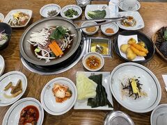 昼食は古墳を見ながら慶州名物「サンパッ」をいただける、という「ビョルチェバン校洞サンパッ」店へ。

サンパッとは様々なおかずや、メインとなる肉料理を旬の野菜で包んで食べる伝統の定食。私たちは韓牛プルコギをメインに選びました。

プルコギは優しい味付けなので、キムチや味噌で好みの味に調整するとおいしくて♪ 追加注文したビールと共に大満足の昼食でした。