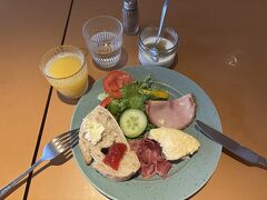 朝食。朝７時すぎは朝食会場が混み合ってなくて大正解。
遅くなればなるほど混雑してたみたい。

種類豊富なビュッフェ。
野菜があるのが嬉しい！スウェーデンスタイルのオムレツが美味しかった～