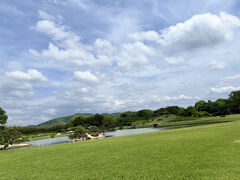 後楽園、芝生面が広くて、だだっ広い。