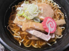 ホテルに着いて少しゆっくりして夜食のラーメン食べます