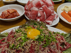 踏十里（タプシムニ）から鍾路までベンさんに送ってもらい　今日はここでベンさんとはお別れ・・明日と最終日もお付き合いいただく事にしました・・
【百済精肉店】
前回の訪韓でめちゃ旨だった「ユッケ」のお店へ・・
道路を挟んで向かい合わせに2店舗あるお店
前回とは反対のお店へ・・やっぱり、激うまです・・・