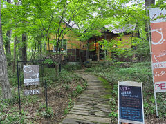 乙女の滝に降りていく途中、CHAI &TEA タムタムが林の中にあります。
飲み物やトースト、チーズケーキなどをいただけるカフェです。