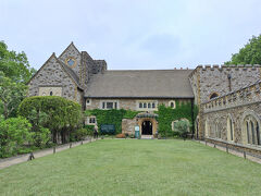 ステンドグラス美術館内のセント・ラファエル礼拝堂とセント・ガブリエル礼拝堂には、1800年代中心のアンティーク・ステンドグラスが使われているそうです。