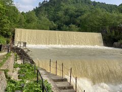 ミストな水飛沫がマイナスイオン　一気に涼しくなる