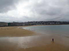 ラ・コンチャ海岸沿いを散歩します。かなり引き潮。