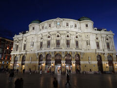 ネルビオン川のすぐそばにあってひときわ目立つこの建物は「アリアガ劇場」です。今夜も何か上演されているようです。
1890年に完成したものだとのこと、きっと内部も素敵なんでしょうね。