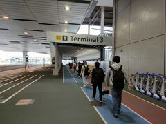 おはようございます！
５月１７日(土)台湾旅１日目です。

１年２ヶ月ぶりの台湾！今回は夫と２人旅です。
夫は今まで２回台湾に行ったことがあるみたいですが、両方プライベートではないため自由に動き回れなかったとのこと。今回念願の自由な旅だそう。
私は台湾は多分９回目で、でも何回行っても行きたりない！

朝３時台に起きて５時前に自宅を出発。
日暮里駅から始発のスカイライナーに乗って６時２１分成田空港到着。
第３ターミナルまで移動します。