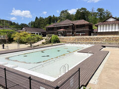 旧吹屋小学校。

手前のプールにびっくり。
今は単なる池のようですが、それでもこれだけ綺麗に保つのは大変でしょう。