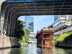 ただいま、お茶ノ水駅は改良工事中だ。狭くて資材置き場のスペースもないので、工事用の出島を作っている。