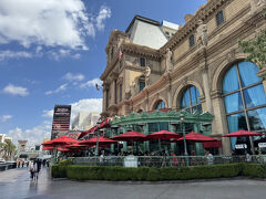 パリスホテルのエッフェル塔の下に位置するフレンチ・レストラン「モン アミ ガビ」で朝食をとりたいと思います。