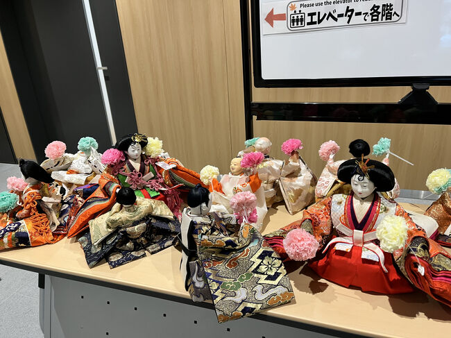 チアダンスか？と思うお雛様がたくさん飾ってありました。