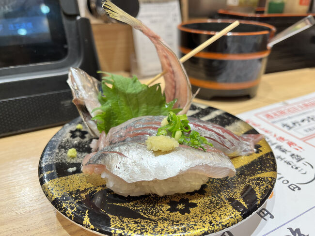 駅の回転寿司、いつもは長蛇の列だけど何故か今回は待っている人が少なくすぐに入れました。地元ネタが多くて美味しい。