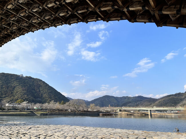 橋の下にも結構、観光客がいました。川の流れが思ったより早かった。