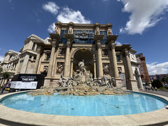 シーザーズパレスのフォーラムショップの前のトレビの泉
