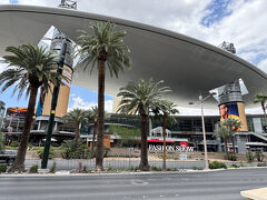 続いてはファッションショーモールへ