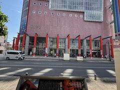 海辺の景色を堪能した後に、昼ごはんを食べようとアウガに行ってみました。