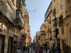 入ってすぐのところで何かイベントをやっていて大勢人がいたので、さっさと通り越して街に入りました。