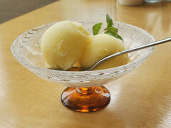 美術館内のカフェでアップルシャーベット、500円也。

帰宅して旅行記を書いている今、この窓の奥にみえている円錐形の像が奈良美智の「森の子」だったことに気づく。
皆さんの旅行記でもあの子乗ってたけど奈良美智コーナー？の作品になかったから企画展示だったのかなとか思ってたのに、居たよ、ここに・・・。