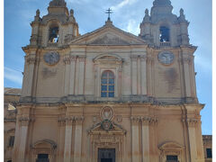 イムディーナの一番の見どころ「聖パウロ大聖堂」にやってきました。博物館と教会のセット券シニア10ユーロ×2。受付の方に「パスポートは(いりますか)？」と聞くと「私はあなたを信じます」と言われました。

そういえば今回いろんなところでシニア料金で入りましたが身分証を提示してくれとは一度も言われませんでした。日本が厳しいのかな？