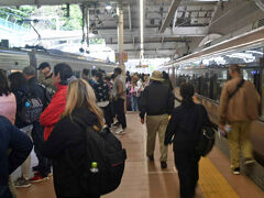 16:53　　箱根湯本駅は大変な混雑・・・・もっぱらインバウンド・・・

　　　右は小田急線新宿行き特急ロマンスカー・・・