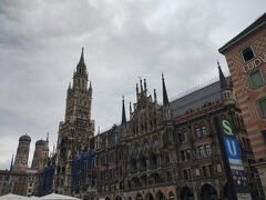 Sバーンの券売機で悩んでいたらご婦人がすっと来て、私の駅名を書いたメモを見てボタンを押してくれました。あまりに早くて覚えられず。「Thank you.」と言いましたが、次には生かせませんでした。

同じホームにSと言う電車がたくさん来るのでよくわからず・・・これデジャヴじゃない？フランクルフルトでもそうでした。S8に乗ってみて、違うって一つ目で降りてS4に乗り直し、マリエン広場にようやく到着。立派な新市庁舎です！！