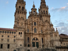 サンティアゴ巡礼路の終着点であるカテドラル「サンティアゴ・デ・コンポステーラ」。
信者でない私をも魅了する荘厳な佇まいです。