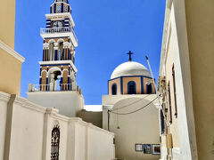 朝食の後、お散歩スタート。
セント・ジョン バプテスト主教座聖堂（St. John the Baptist Cathedral）が見えました。