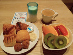 2025.5.10(土)  今日は一日雨予報。
なのでサンタモニカの朝食も室内でゆっくりと。
ファーストチョイスはフルーツとホテルメイドのパン。