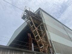 駅前には浦賀ドックの跡地が。もうだいぶ錆びついている。