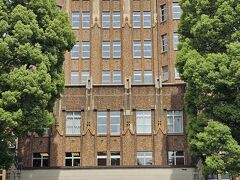 港区立郷土歴史館（旧公衆衛生院（港区指定有形文化財））。HPより。

「この建物は、東京大学建築学科教授の内田祥三により設計され、昭和13（1938）年に竣工した旧公衆衛生院です。構造は鉄骨・鉄筋コンクリート造、スクラッチタイルで覆われたゴシック調の外観で、「内田ゴシック」と呼ばれる特徴的なデザインとなっており、隣に建つ東京大学医科学研究所と対になって建てられました。建物の内部にも、院長室や講堂のほか、細部にわたる意匠など当時の様子を伝える部分が多くあります。歴史的に貴重なこの建物を保存・改修し、郷土歴史館を中心とした複合施設として活用しています。」
　