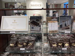 1階でたまたま通り掛かった、チョコレート屋さん。1915年創業だって。何か賑わってるなと思って中に入ってみたら試食をもらえた。個別包装はされていないので配りにくいけれども、パステルカラーの粒々がトッピングされたチョコが可愛い上においしかったのでお土産に1つ購入。お会計の時、もう一つ試食させてくれた。