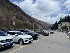 黄龍景区の登山口付近の駐車場です。マイクロバスのツアー頼んだら、参加者は我々だけだったみたいでハイヤー観光みたいになってしまったのです。運転手さんと約束した4時間の黄龍観光を終えて車を探しますが、同じような車ばかりで少し手こずりました。