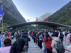 自動ゲートなので結構早く進みます。ここでも外国人はパスポートスキャンで入れます。事前にトリップ.comで入場券買っておくのが便利です