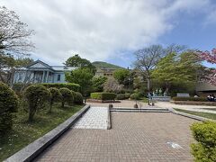 基坂の突き当たりにあるのが「元町公園」