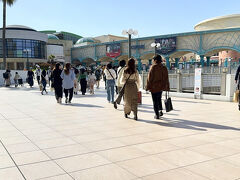 8:00「舞浜駅」到着。
既に多くの人たちが急ぎ足でディズニー方面へ向かってる。