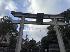 キキ「どんどん歩いてたら、ここはどこ？」　　

ジジ「わら天神だよー。初めて来たねー」