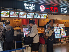 お隣の博多ラーメン一天門、なかなかの人気！