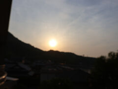 5:55　朝日は左手の山越えで昇りました