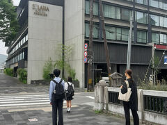 　午後4時ごろ、京都のソラリア西鉄ホテル京都プレミアム三条鴨川に着いた。ここには大浴場があり、ゆっくりお湯につかって歩き疲れを癒した。